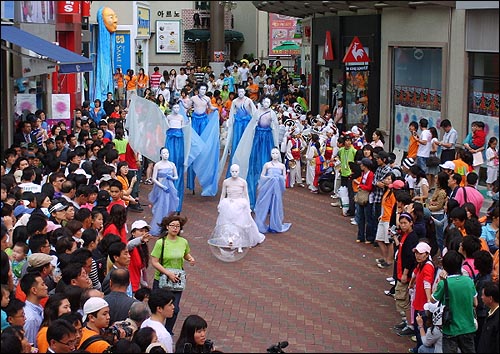 춘천마임축제 서승아 마임이스트의 퍼포먼스 장면 